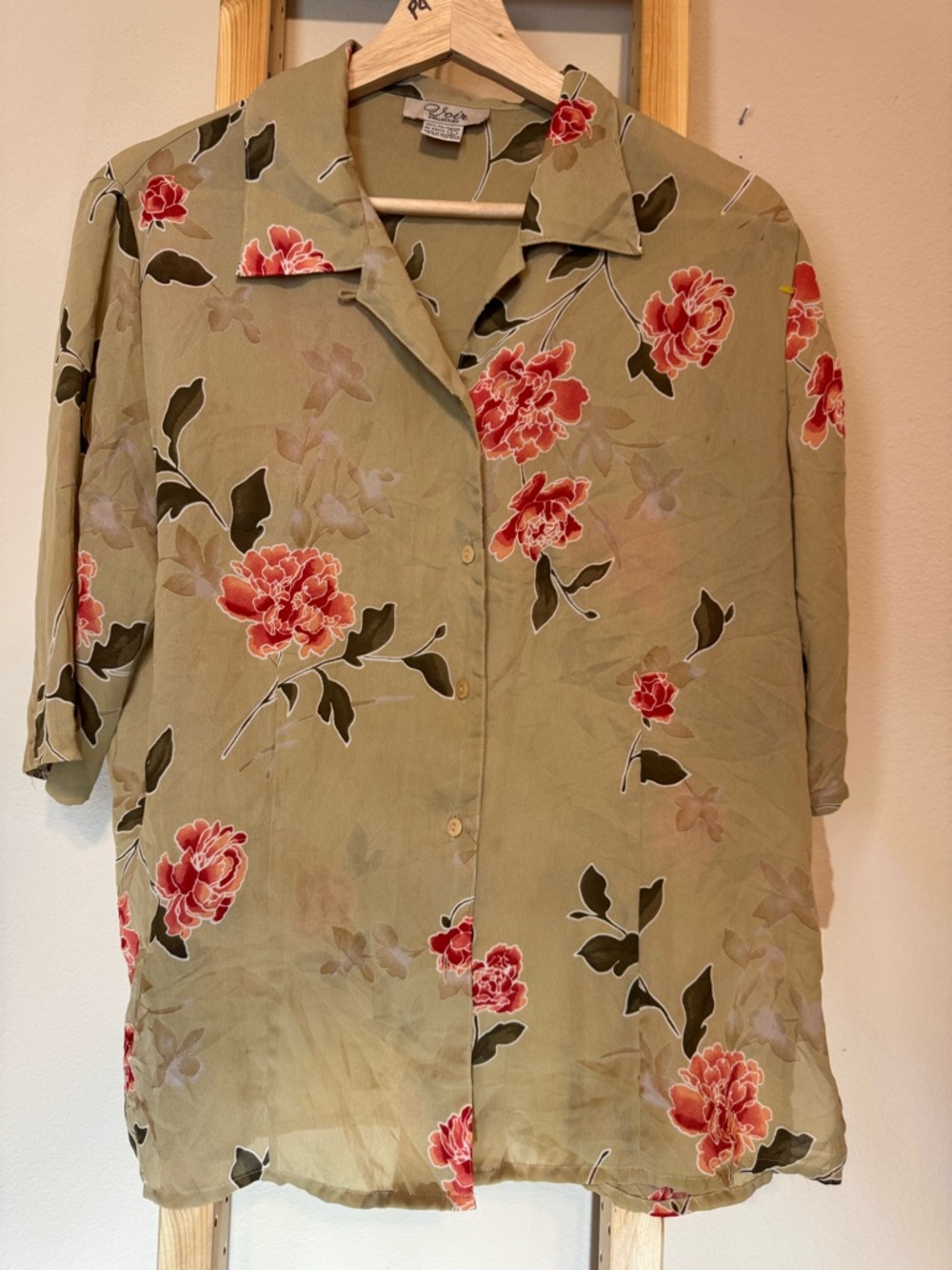 VTG Voir. Light Green Floral Button-Up Blouse -